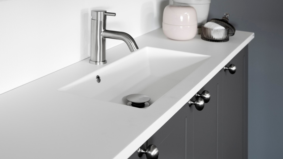 Frame bad i mørk grå fra Tvis Køkken