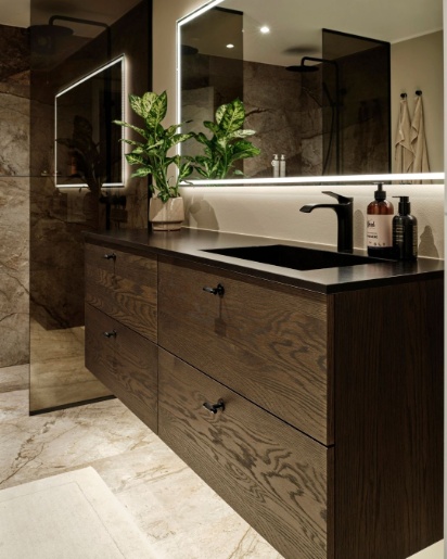 Mørk eg Nordic bad fra Tvis Køkken