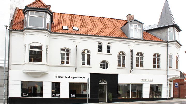 Tvis Køkkener Kolding - køkkenfirma med nye køkkener, badeværelser og garderobeskabe