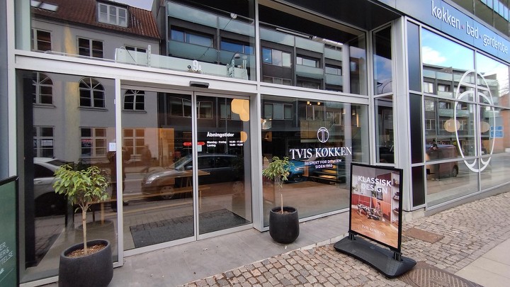 Tvis Køkkener Roskilde - køkkenfirma med nye køkkener, badeværelser og garderobeskabe