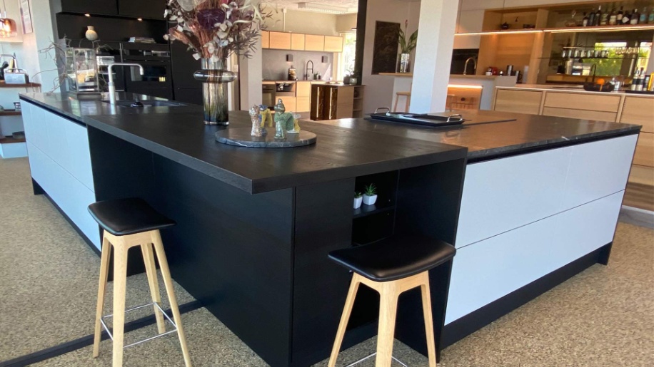 Køkken Model T-Line Grå og Sort Eg fra Tvis Køkken