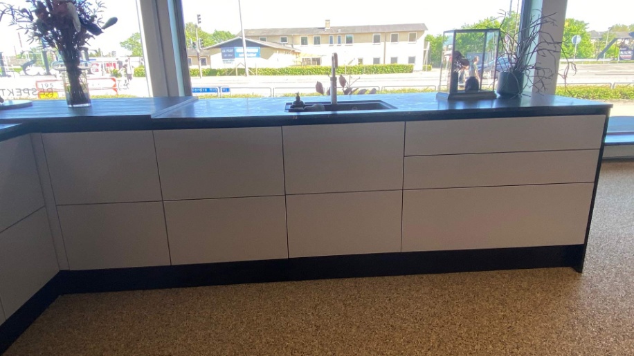 Køkken Model T-Line Grå og Sort Eg fra Tvis Køkken