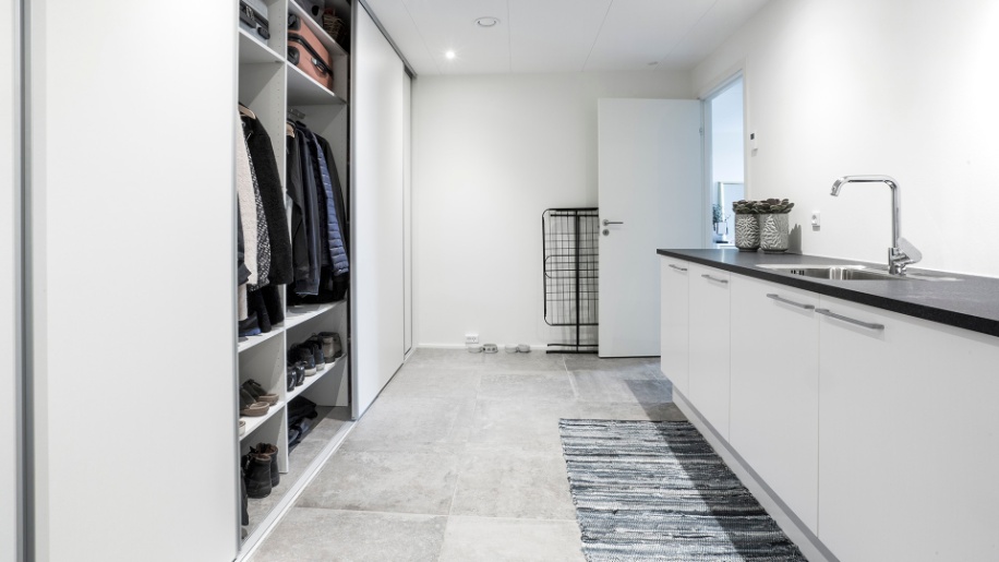 Vision Hvid med skydedøre i bryggerset fra Tvis Køkken