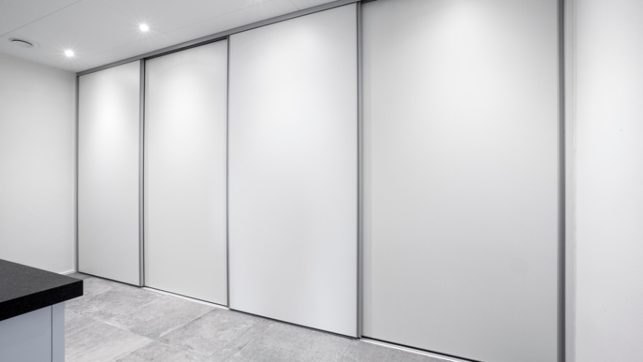 Vision Hvid med skydedøre i bryggerset fra Tvis Køkken