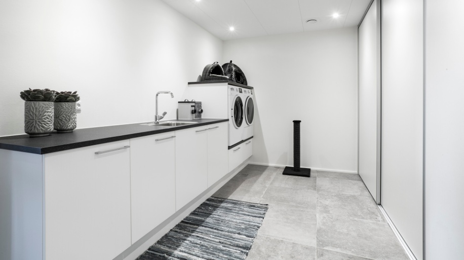 Vision Hvid med skydedøre i bryggerset fra Tvis Køkken