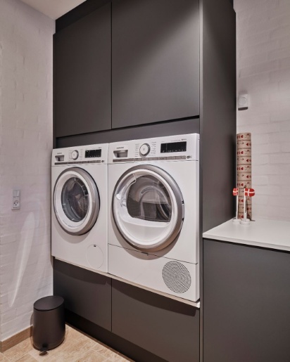 Tvis Køkken Momento Varm Grå bryggers med plads til de praktiske opgaver