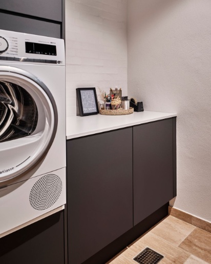 Tvis Køkken Momento Varm Grå bryggers med plads til de praktiske opgaver