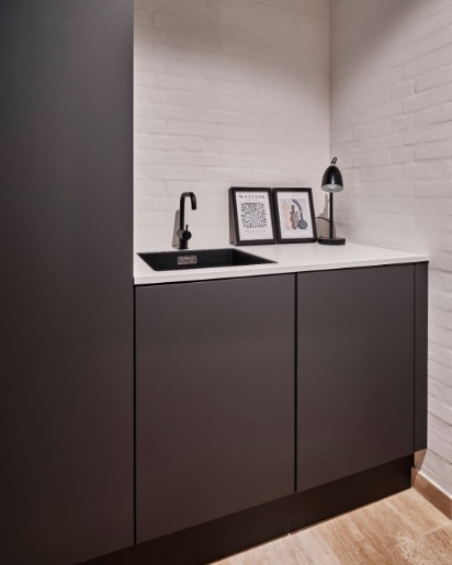 Tvis Køkken Momento Varm Grå bryggers med plads til de praktiske opgaver