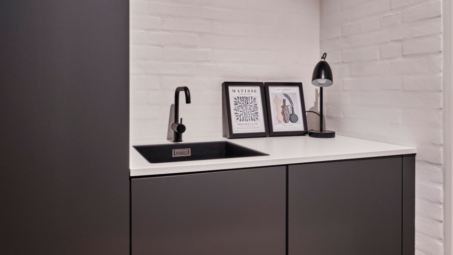 Tvis Køkken Momento Varm Grå bryggers med plads til de praktiske opgaver