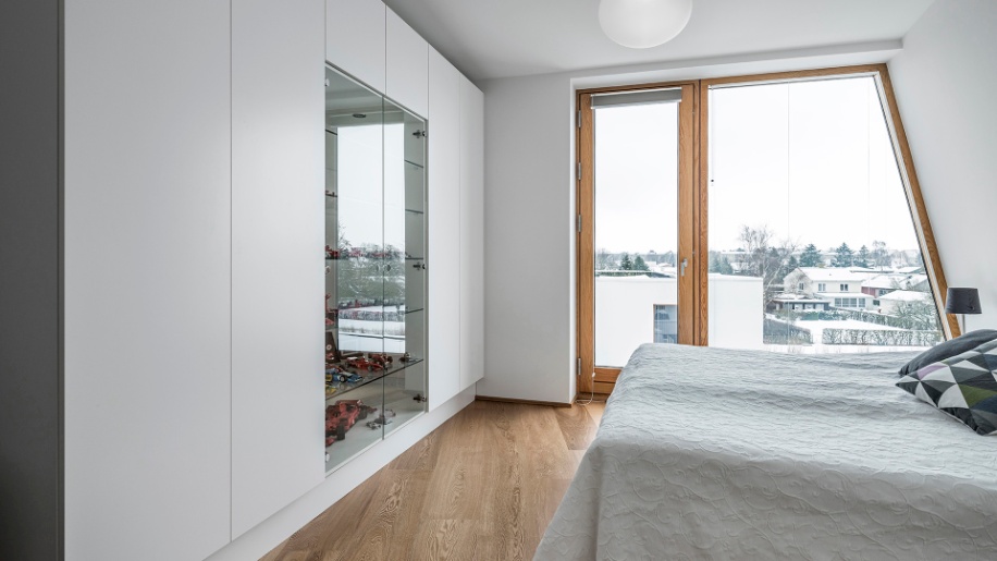 Plain hvid garderobe fra Tvis Køkken