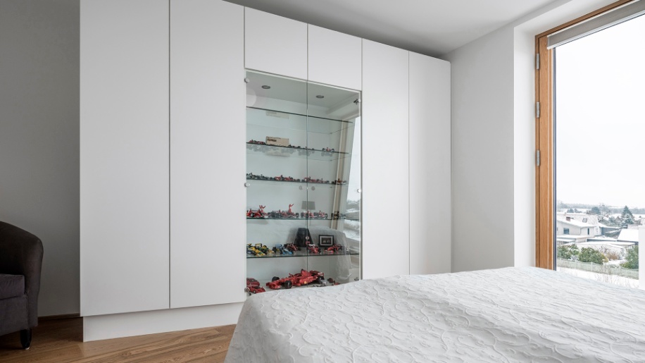 Plain hvid garderobe fra Tvis Køkken