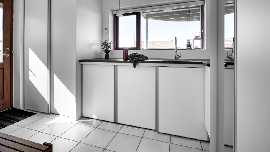 Hvid System 2000 Skydedøre i bryggerset fra Tvis Køkken