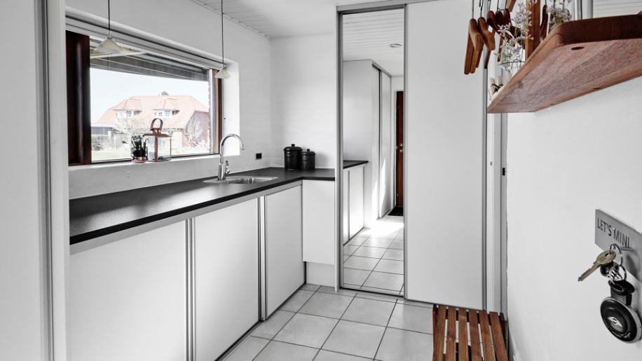 Hvid System 2000 Skydedøre i bryggerset fra Tvis Køkken