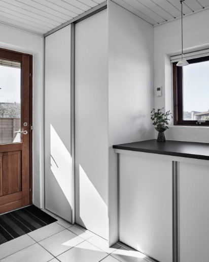 Hvid System 2000 Skydedøre i bryggerset fra Tvis Køkken