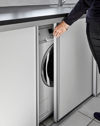 Hvid System 2000 Skydedøre i bryggerset fra Tvis Køkken