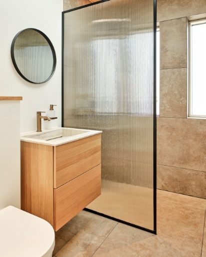 Badmøbel i naturligt egetræ Nordic fra Tvis Køkken