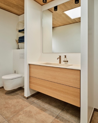 Badmøbel i naturligt egetræ Nordic fra Tvis Køkken