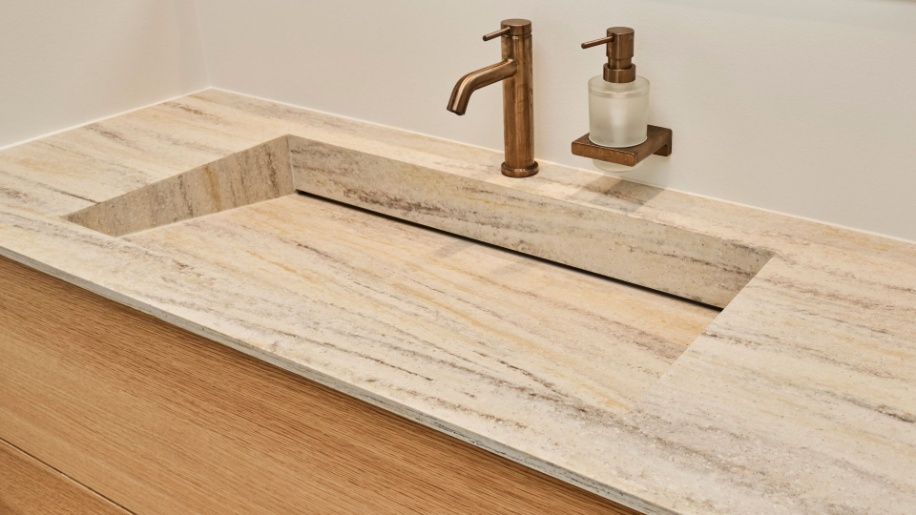 Badmøbel i naturligt egetræ med bordplade med integreret vask