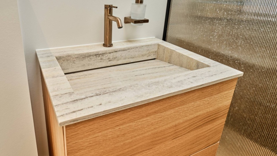 Badmøbel i naturligt egetræ Nordic fra Tvis Køkken