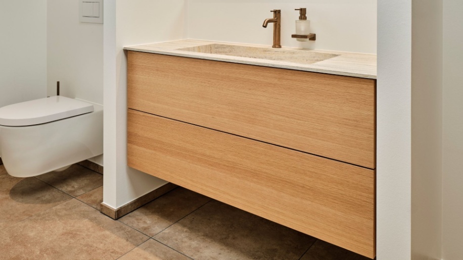 Badmøbel i naturligt egetræ Nordic fra Tvis Køkken