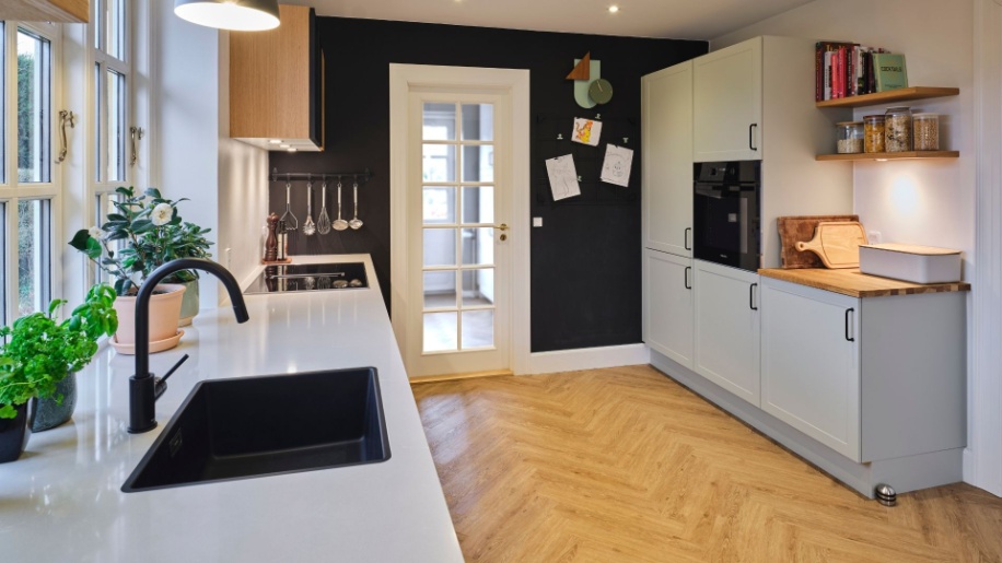 Tvis Køkken Forest egetræsskuffer og Frame rammelåge