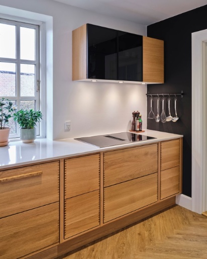 Tvis Køkken Forest egetræsskuffer med fingertappede samlinger og vitrineskab