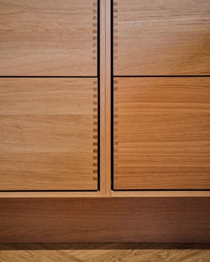 Tvis Køkken Forest egetræsskuffer med fingertappede samlinger og en varm glød