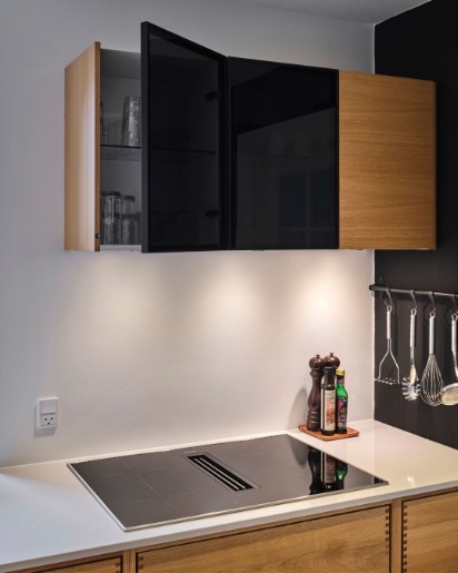 Tvis Køkken Forest egetræsskuffer og vitrineskab