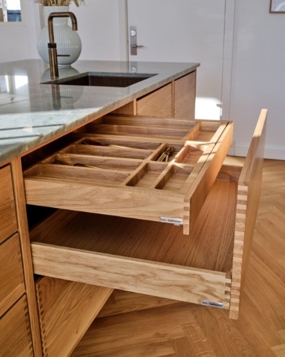 Forest skuffe af egetræ med fingertappede samlinger