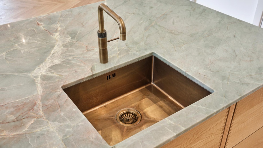 Fingertappede egetræsskuffer fra Tvis Køkken med messing vask og Quooker