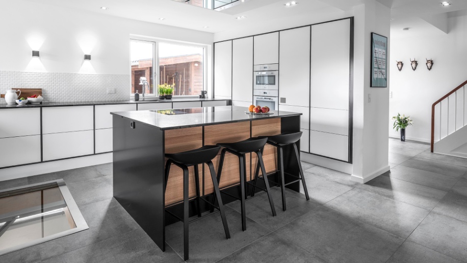 Future køkken i hvidt og sort fra Tvis Køkken