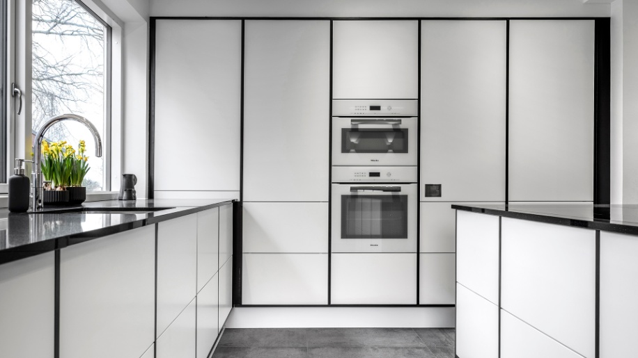 Future køkken i hvidt og sort fra Tvis Køkken