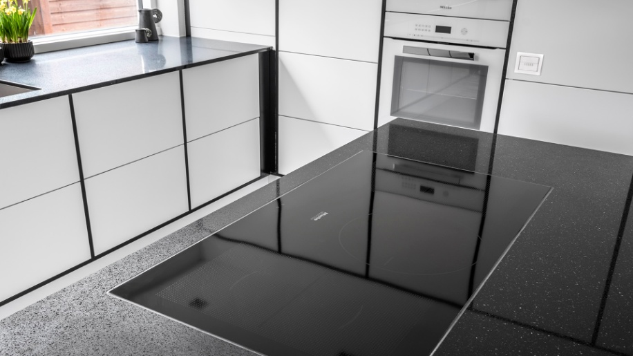 Future køkken i hvidt og sort fra Tvis Køkken