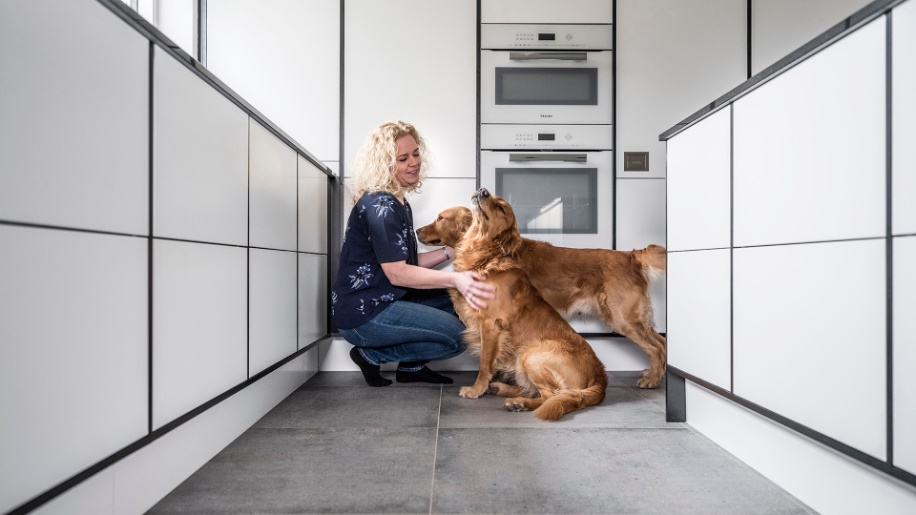 Future køkken i hvidt og sort fra Tvis Køkken