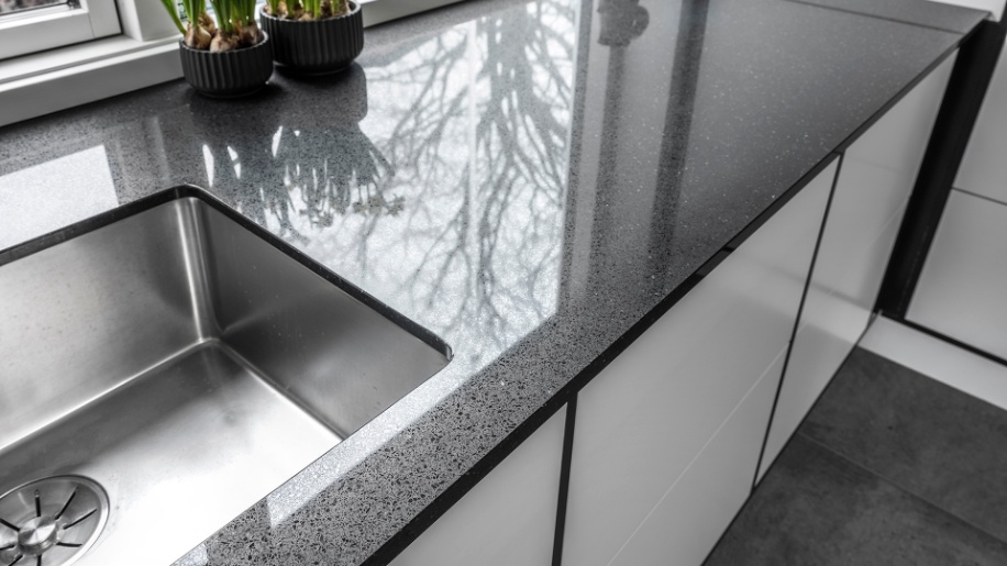 Future køkken i hvidt og sort fra Tvis Køkken