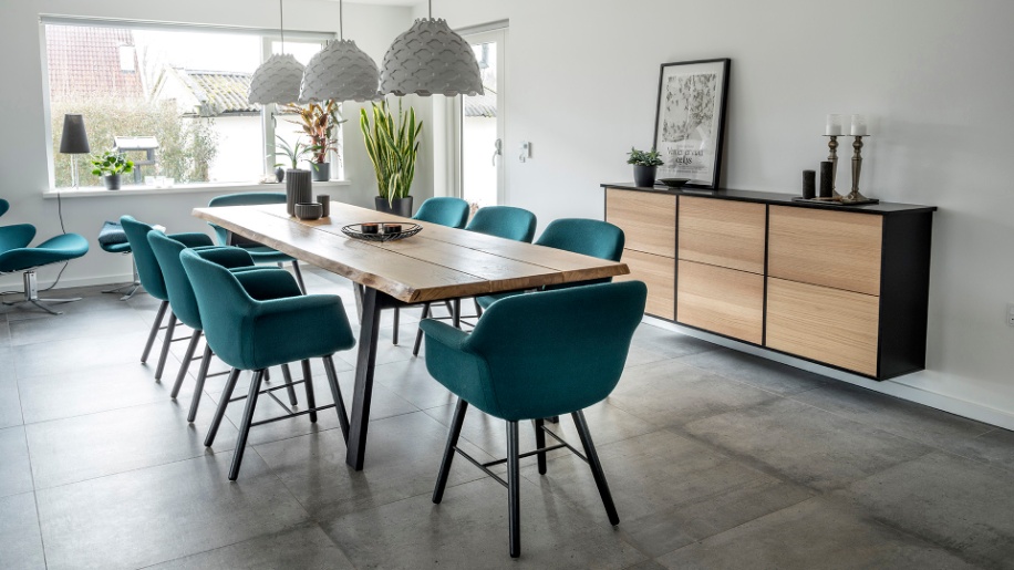 Future køkken i hvidt og sort fra Tvis Køkken med plankebord og skænk i egetræ