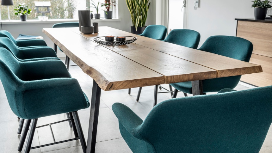 Future køkken i hvidt og sort fra Tvis Køkken med plankebord