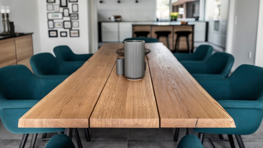 Future køkken i hvidt og sort fra Tvis Køkken plankebord