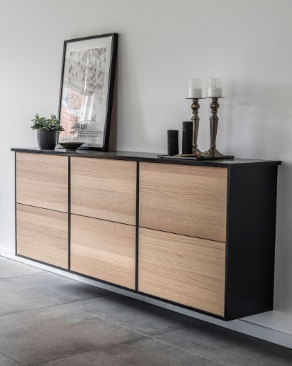 Future køkken i hvidt og sort fra Tvis Køkken med skænk i egetræ