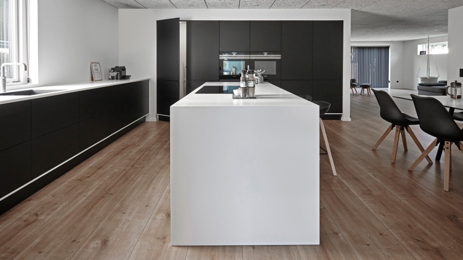 Future køkken i sort eg fra Tvis Køkken