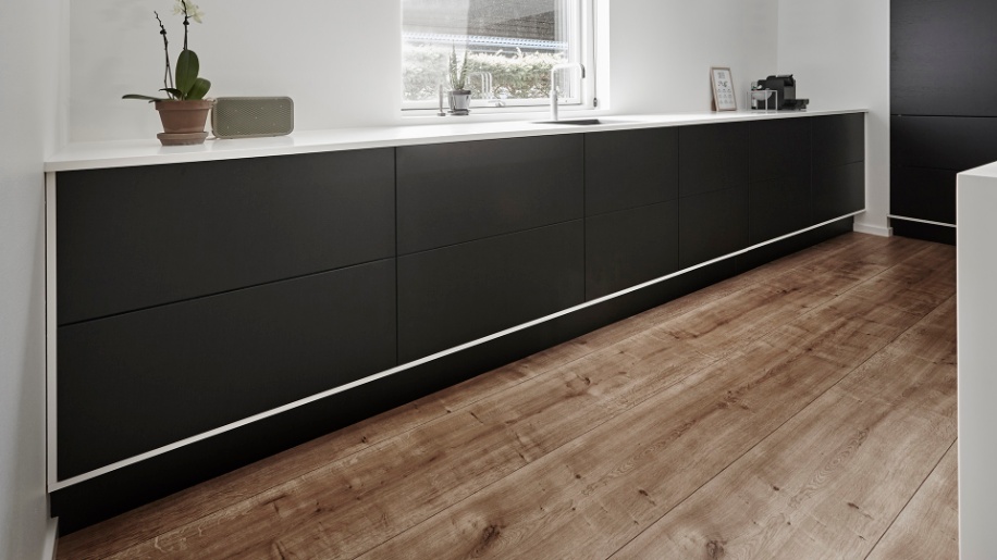 Future køkken i sort eg fra Tvis Køkken