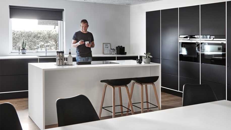 Future køkken i sort eg fra Tvis Køkken