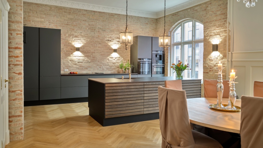 Køkken i laminat og massiv træ fra Tvis Køkken