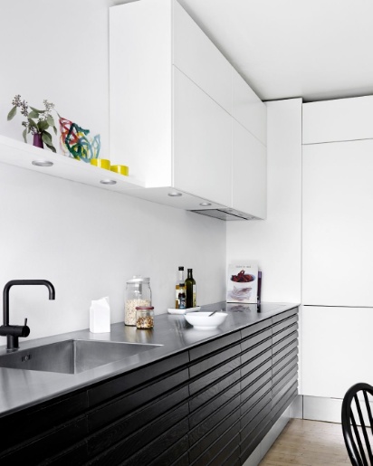 Sort Eg M-line og hvidmalet højskabe fra Tvis Køkken