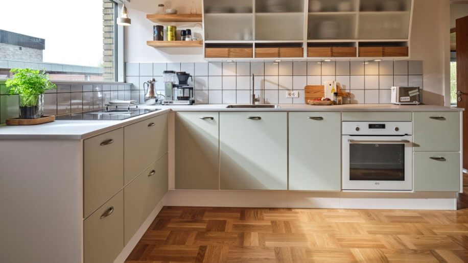 Tvis Køkken MG50 i mosgrå med inspiration i 1950'erne