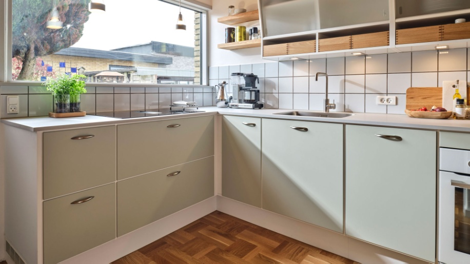 Tvis Køkken MG50 i mosgrå med inspiration i 1950'erne