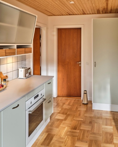 Tvis Køkken MG50 i mosgrå med inspiration i 1950'erne
