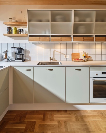 Tvis Køkken MG50 i mosgrå med inspiration i 1950'erne