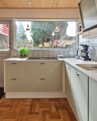 Tvis Køkken MG50 i mosgrå med inspiration i 1950'erne