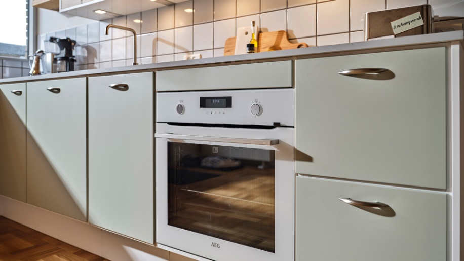 Tvis Køkken MG50 i mosgrå med inspiration i 1950'erne